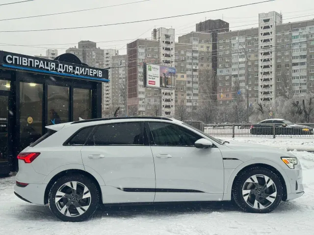 Audi e-tron - фото 4
