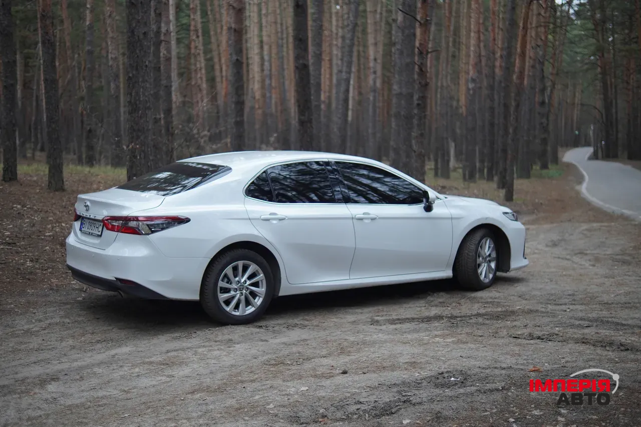 Toyota Camry - фото 3