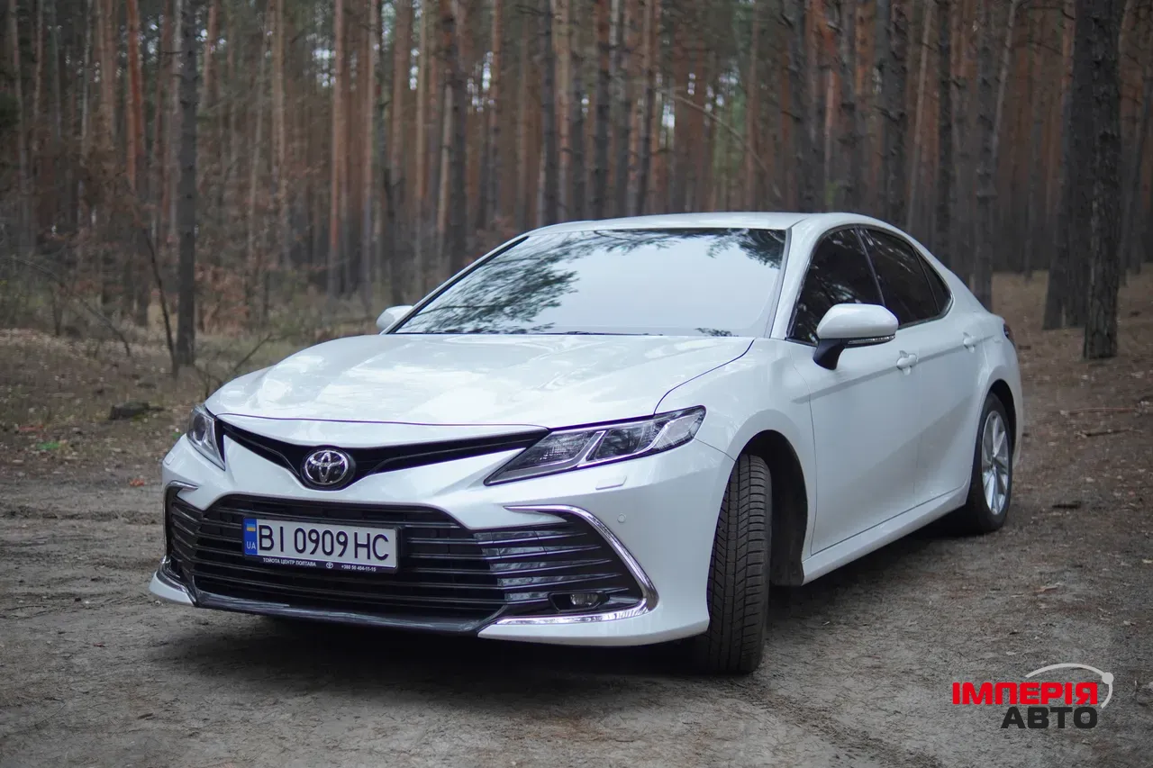 Toyota Camry - фото 1