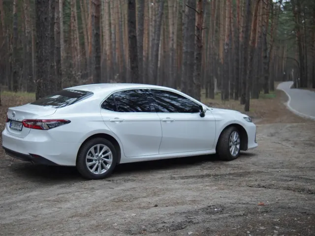 Toyota Camry - фото 3