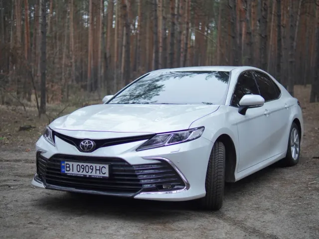 Toyota Camry - фото 1