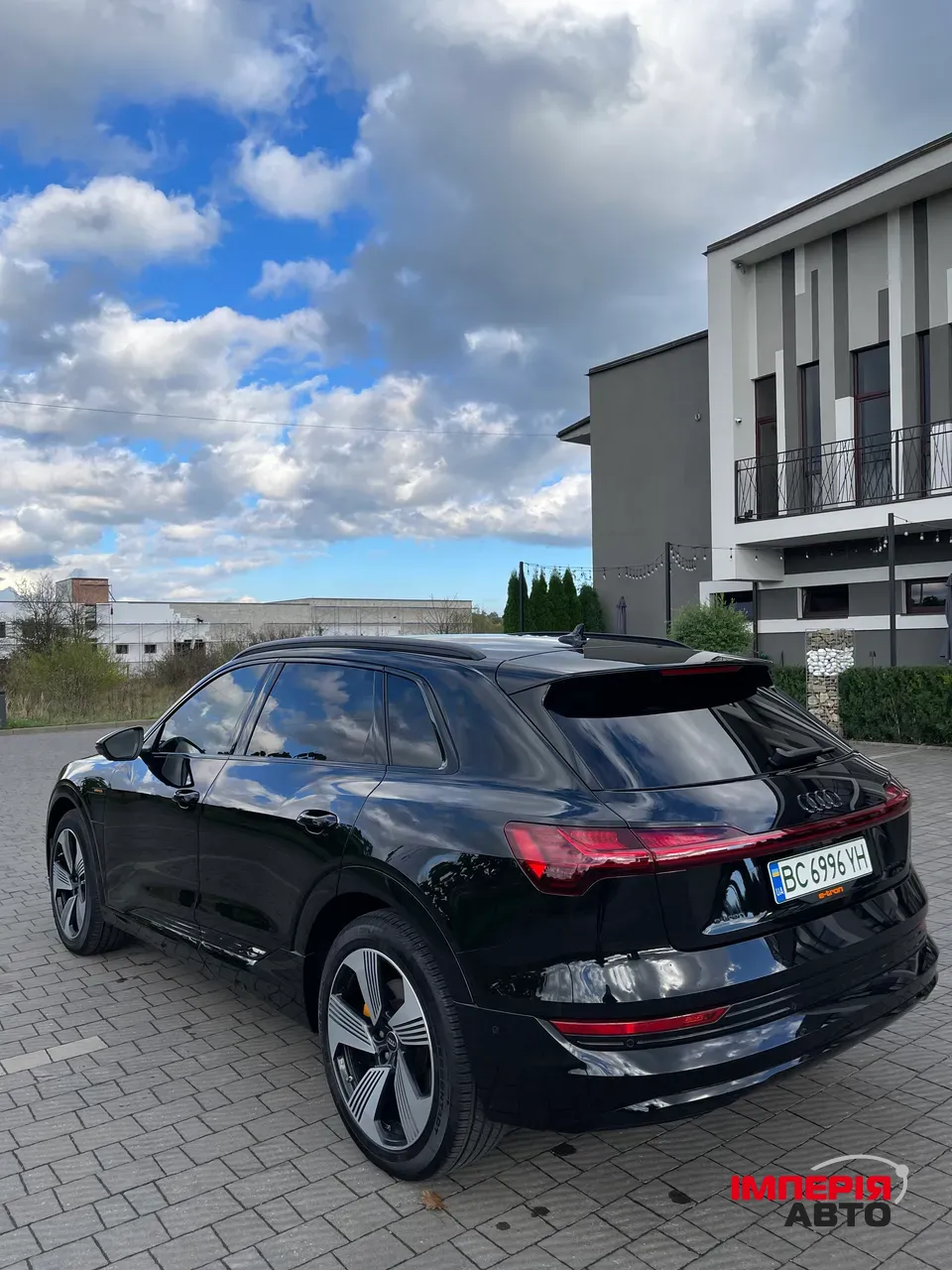 Audi e-tron - фото 7