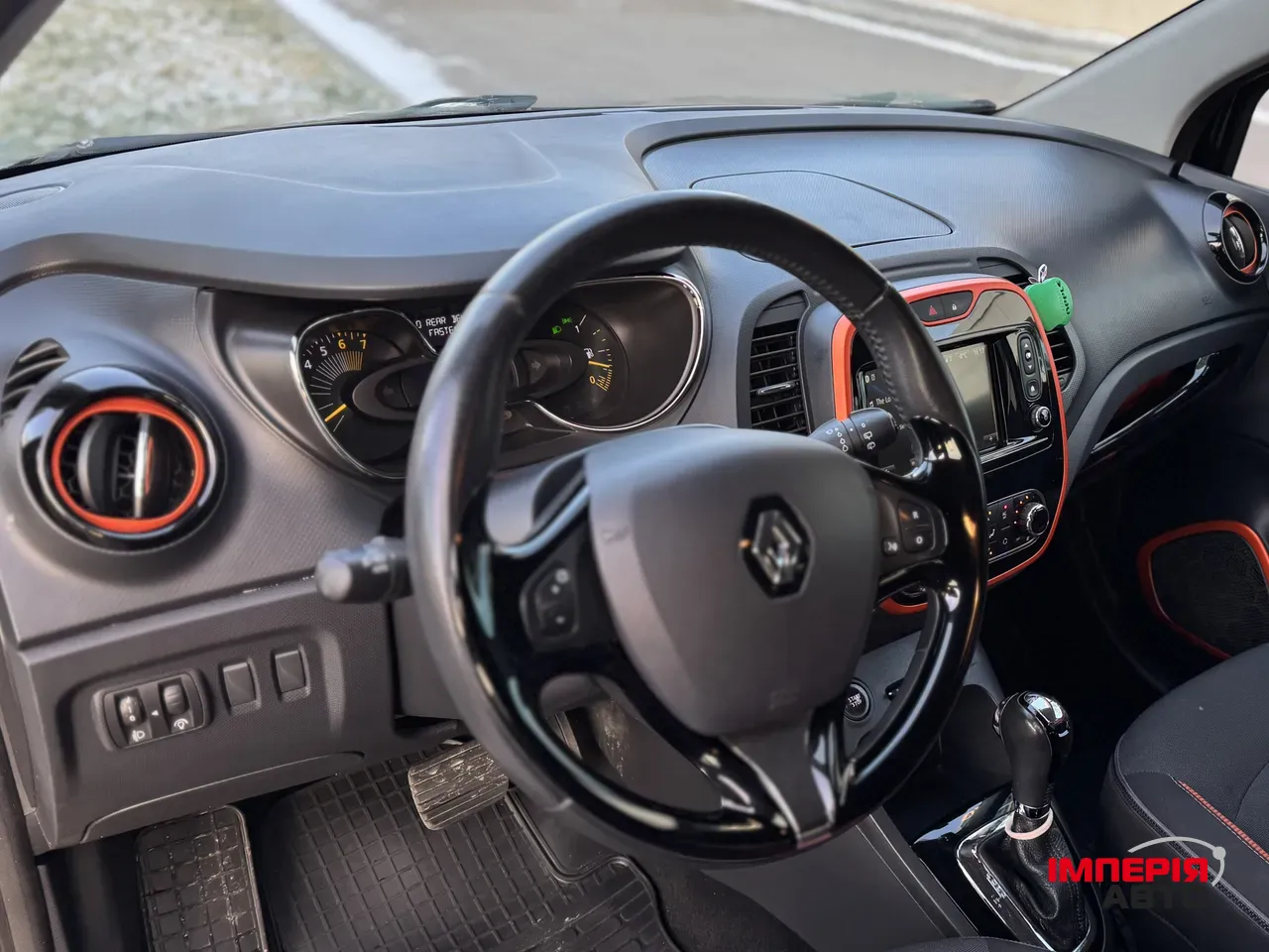 Renault Captur - фото 12