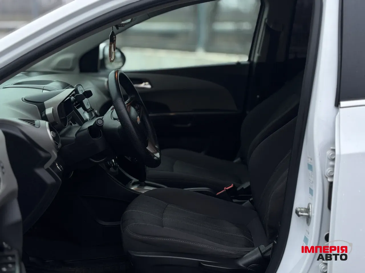 Chevrolet Sonic - фото 14