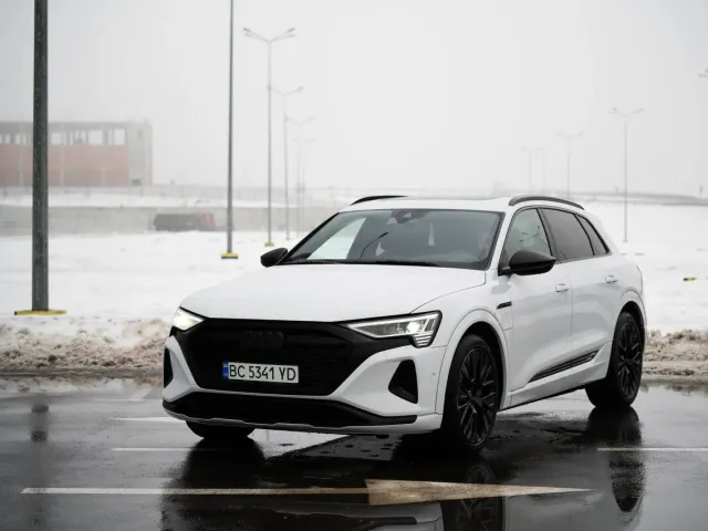 Audi Q8 e-tron - фото 1