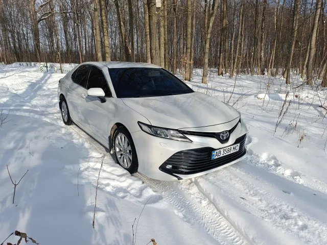 Toyota Camry - фото 1