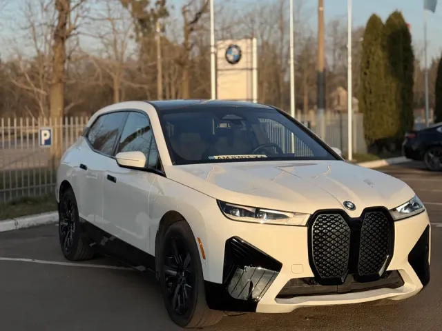 BMW iX - фото 1