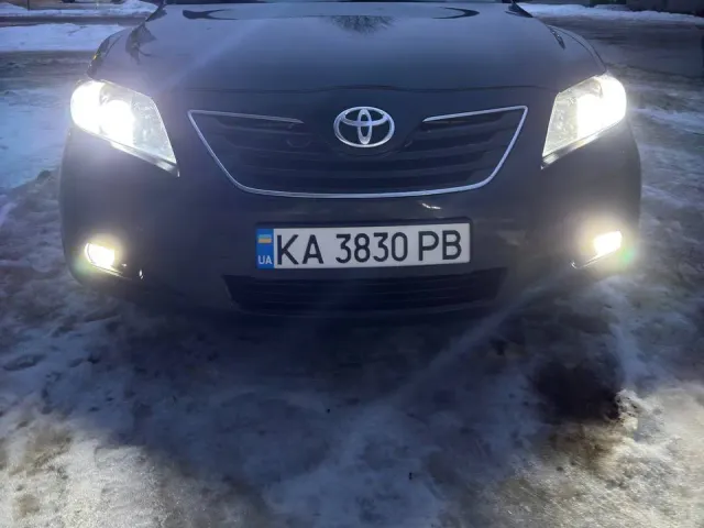 Toyota Camry - фото 1