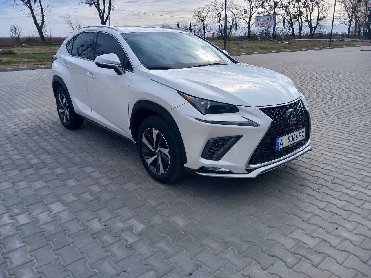 Lexus NX - фото 1