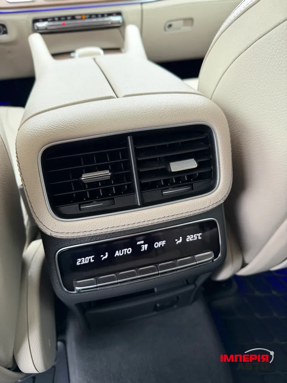 Mercedes-Benz GLS - фото 10