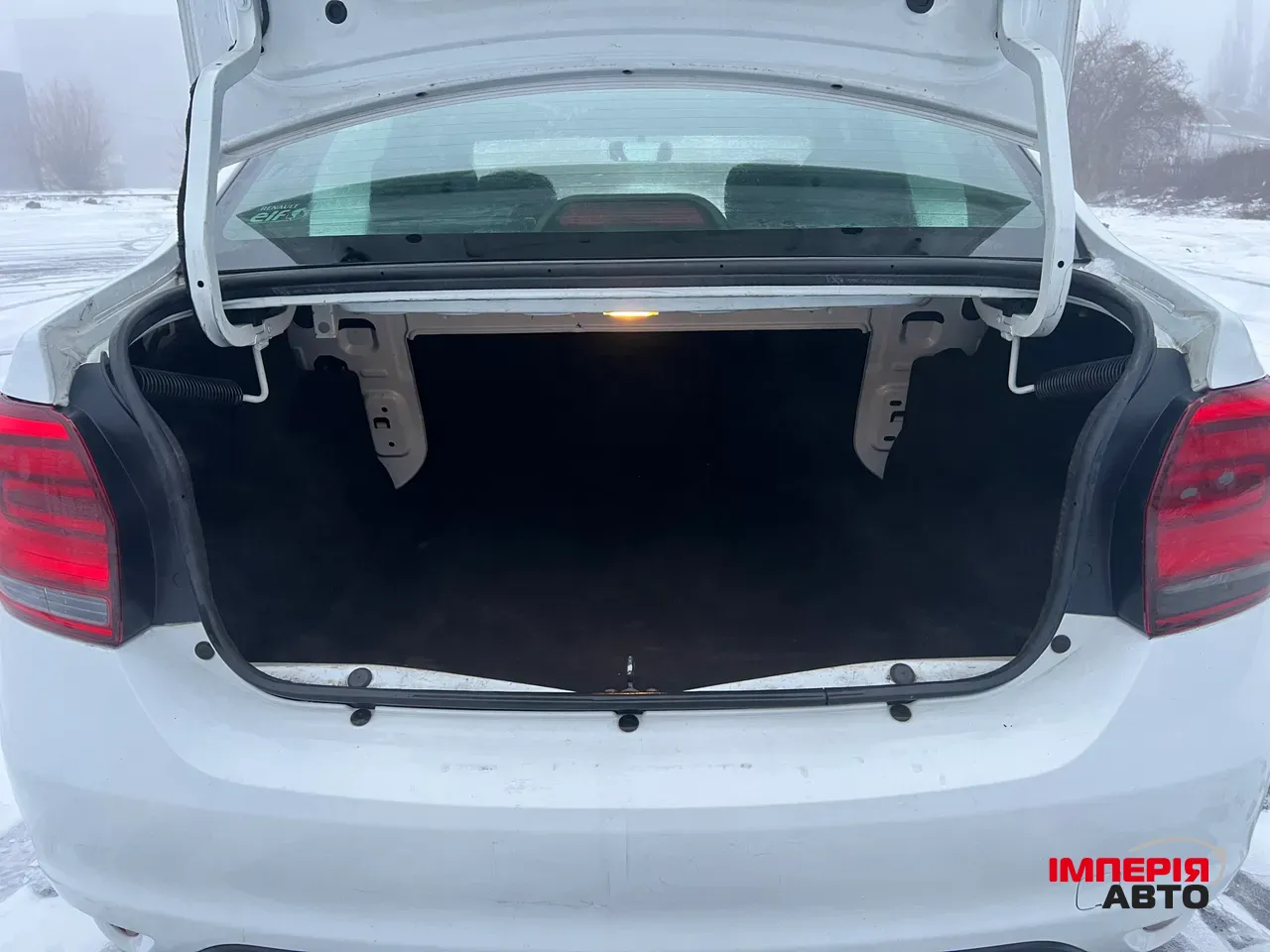 Renault Logan - фото 8