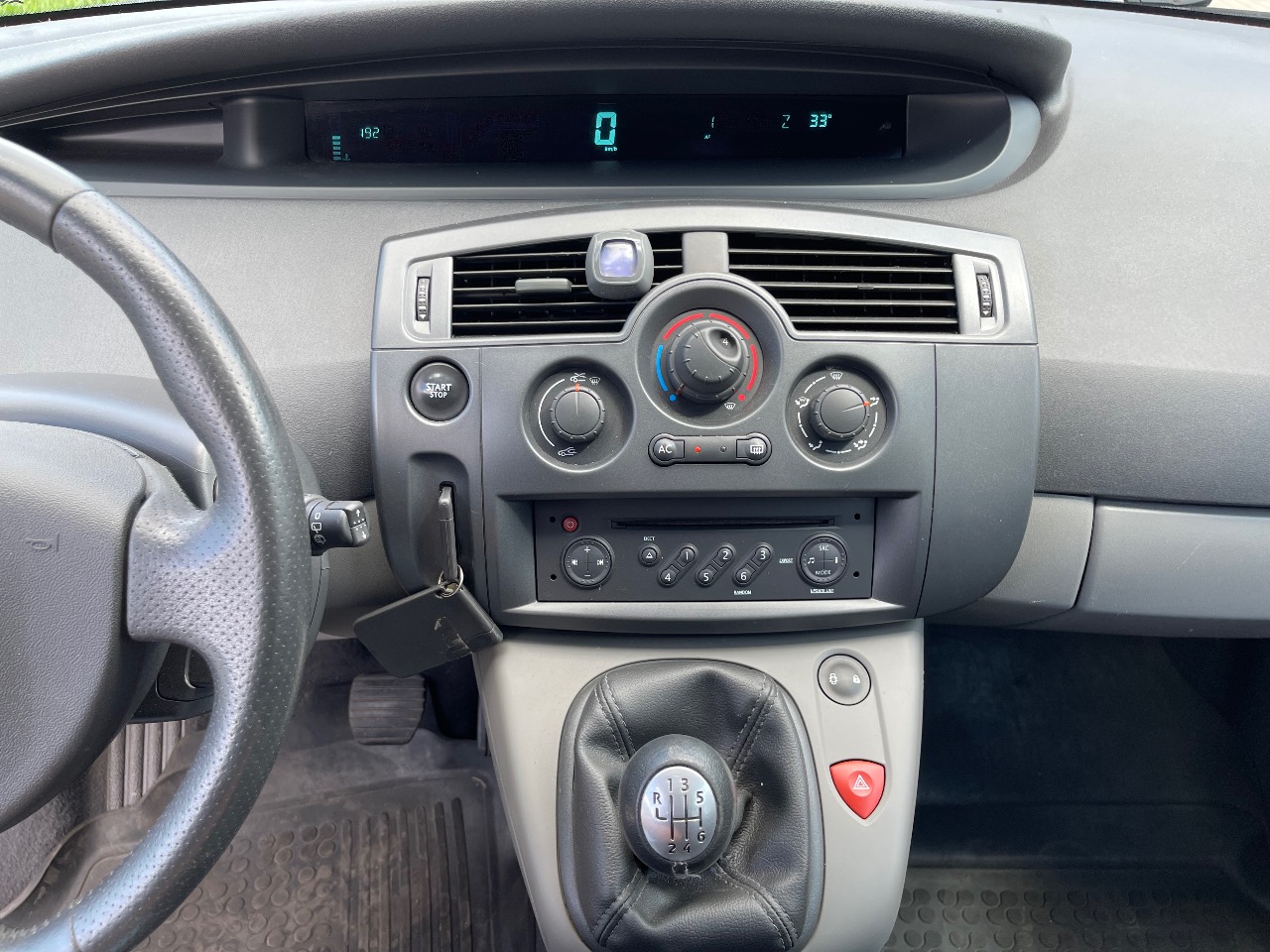 Renault Scenic - фото 16