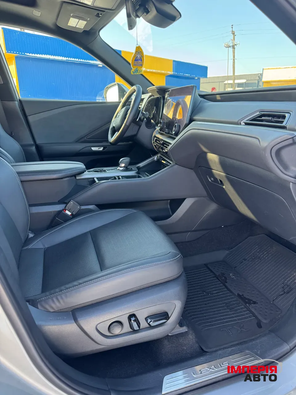 Lexus TX - фото 10