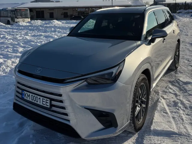 Lexus TX - фото 1