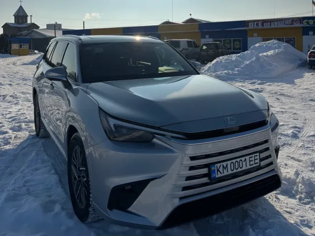 Lexus TX - фото 3