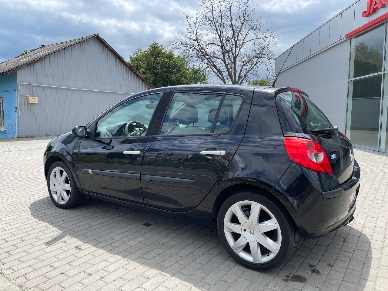 Renault Clio - фото 11