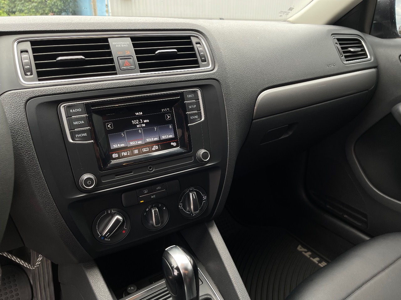 Volkswagen Jetta - фото 1