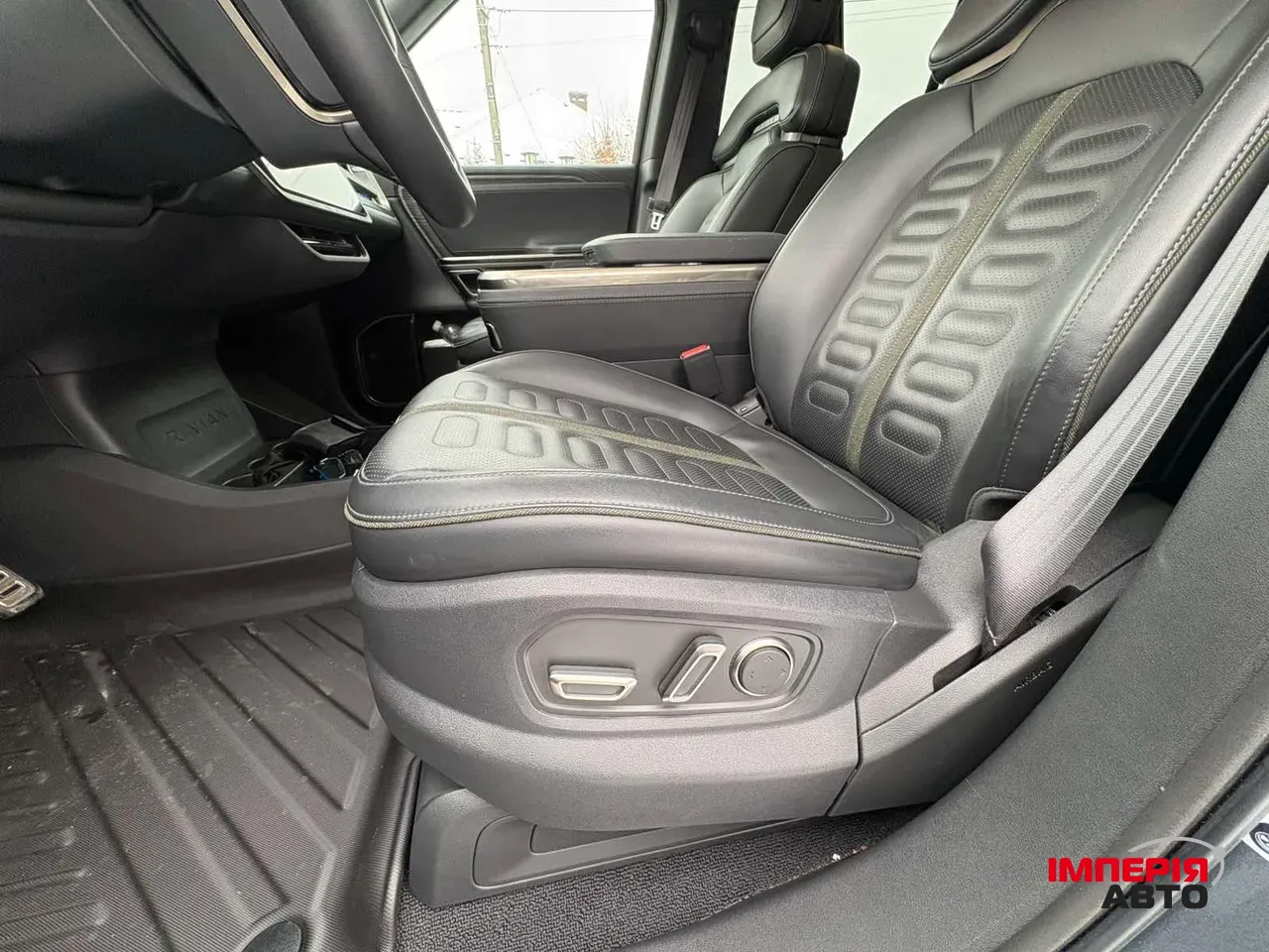 Rivian R1S - фото 21