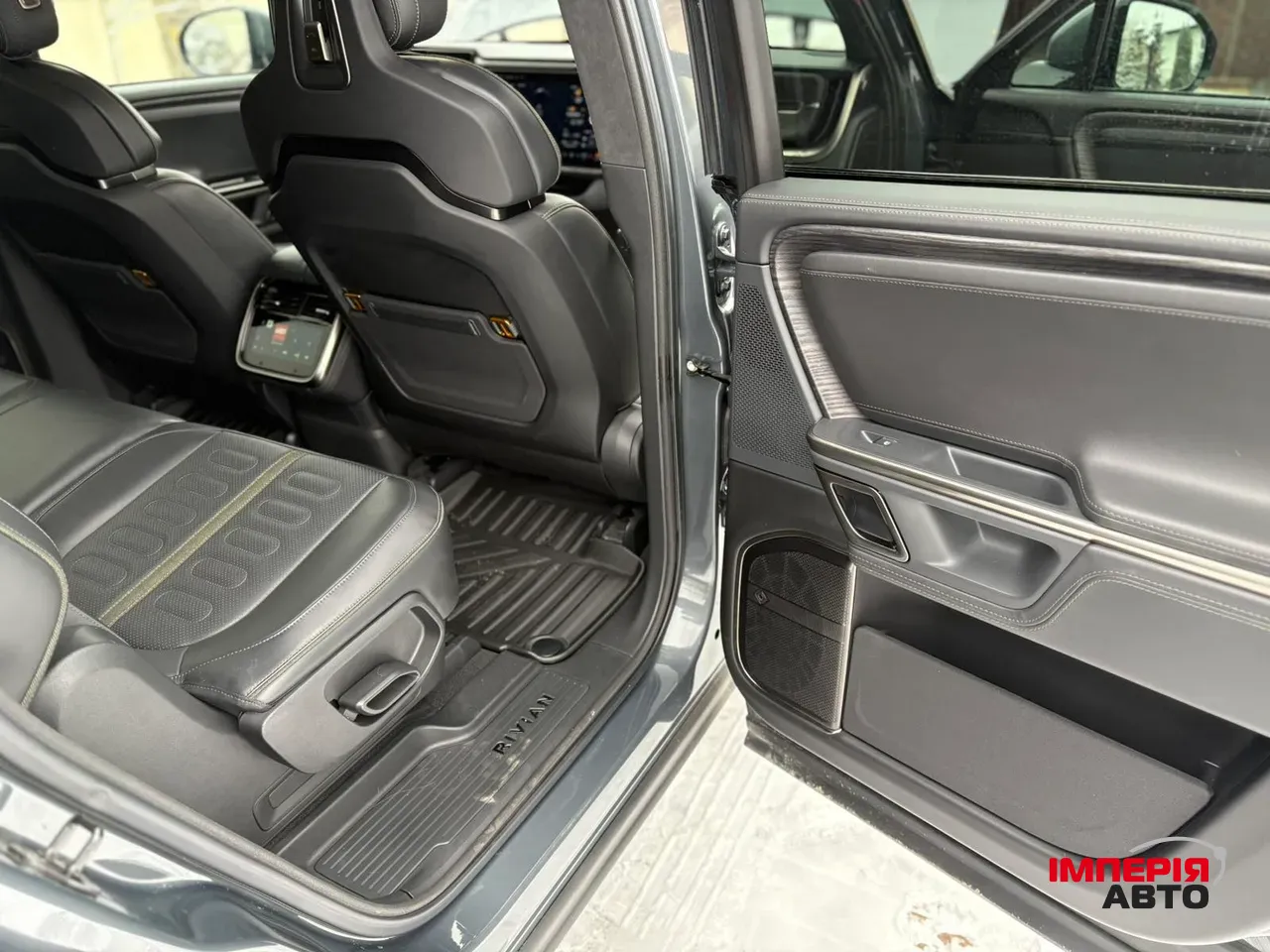 Rivian R1S - фото 20