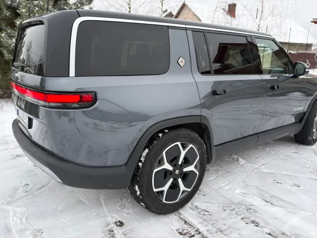 Rivian R1S - фото 4