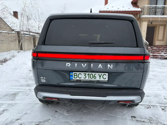 Rivian R1S - фото 5