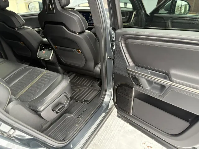 Rivian R1S - фото 3