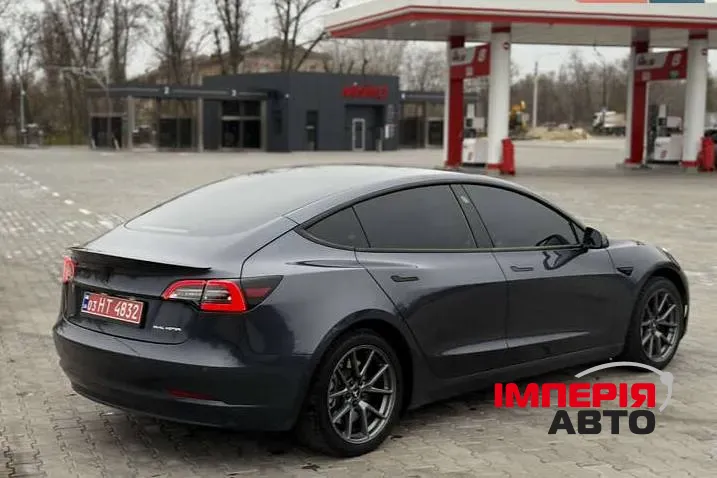 Tesla Model 3 - фото 8
