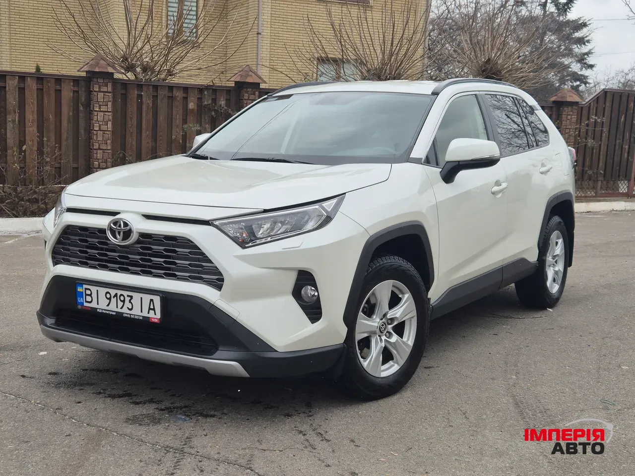 Toyota RAV4 - фото 1