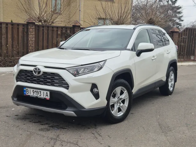 Toyota RAV4 - фото 1