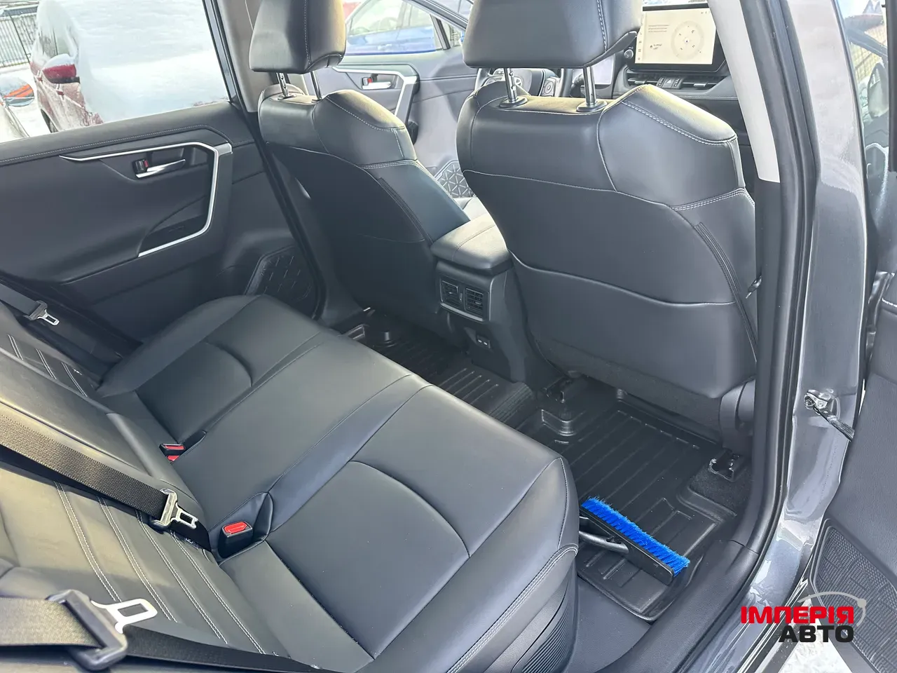 Toyota RAV4 - фото 12