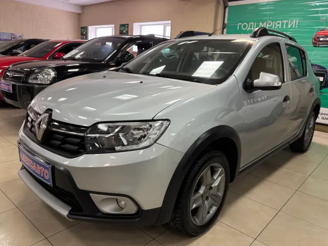 Renault Sandero - фото 1