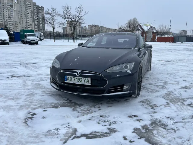 Tesla Model S - фото 1