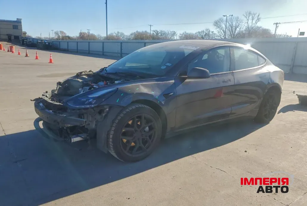 Tesla Model 3 - фото 1