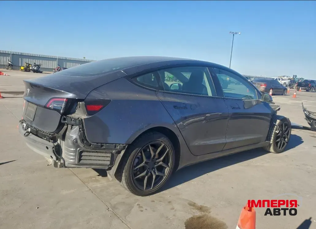 Tesla Model 3 - фото 3