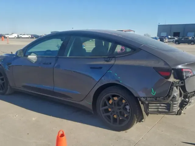 Tesla Model 3 - фото 2