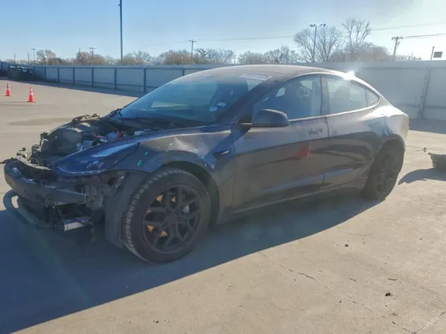 Tesla Model 3 - фото 1