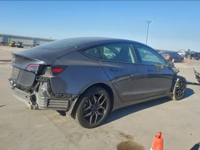 Tesla Model 3 - фото 3