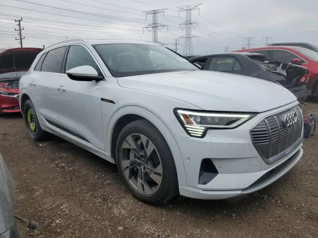 Audi e-tron - фото 5