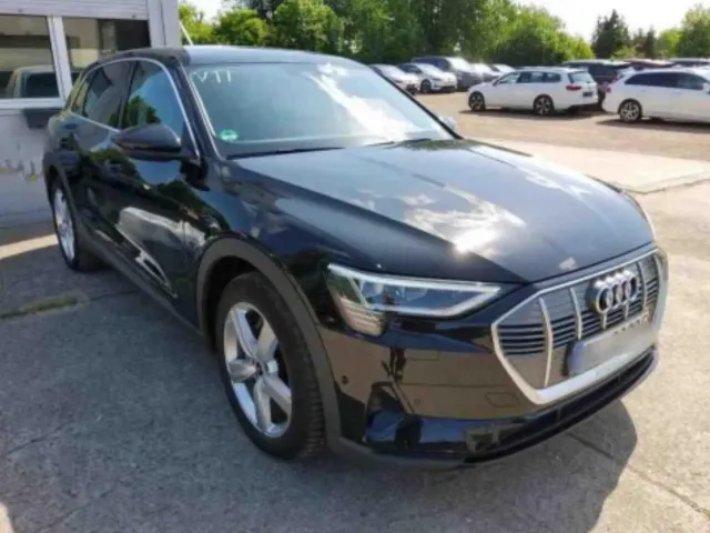 Audi e-tron - фото 1