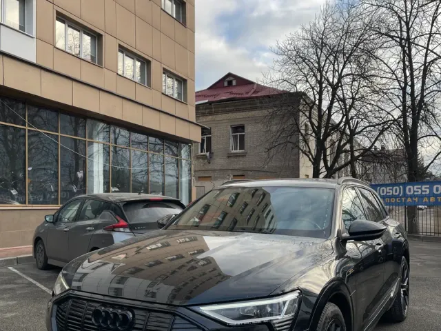 Audi e-tron - фото 1