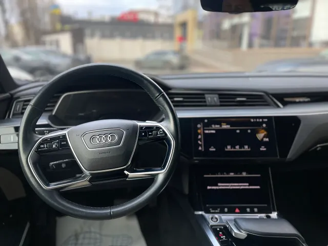 Audi e-tron - фото 4