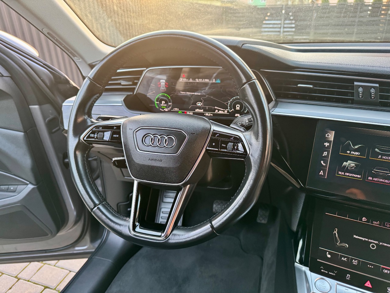 Audi e-tron - фото 49
