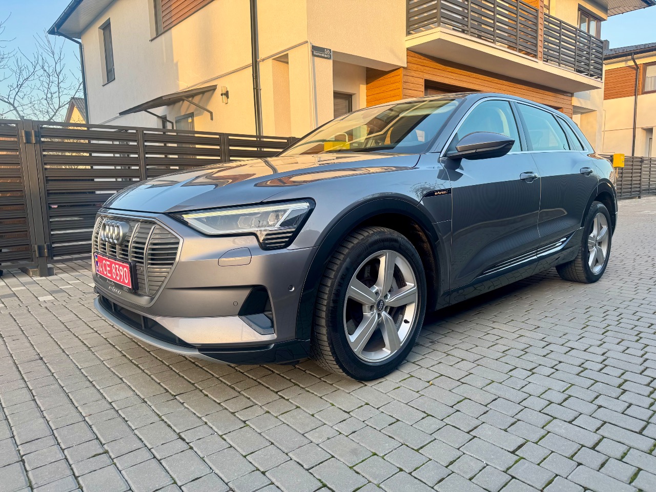 Audi e-tron - фото 4