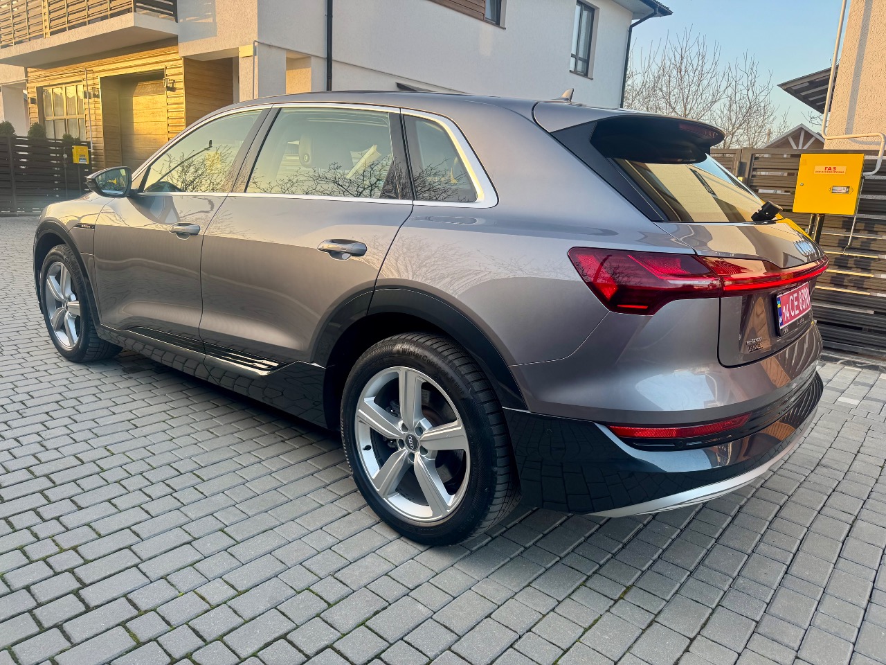 Audi e-tron - фото 27