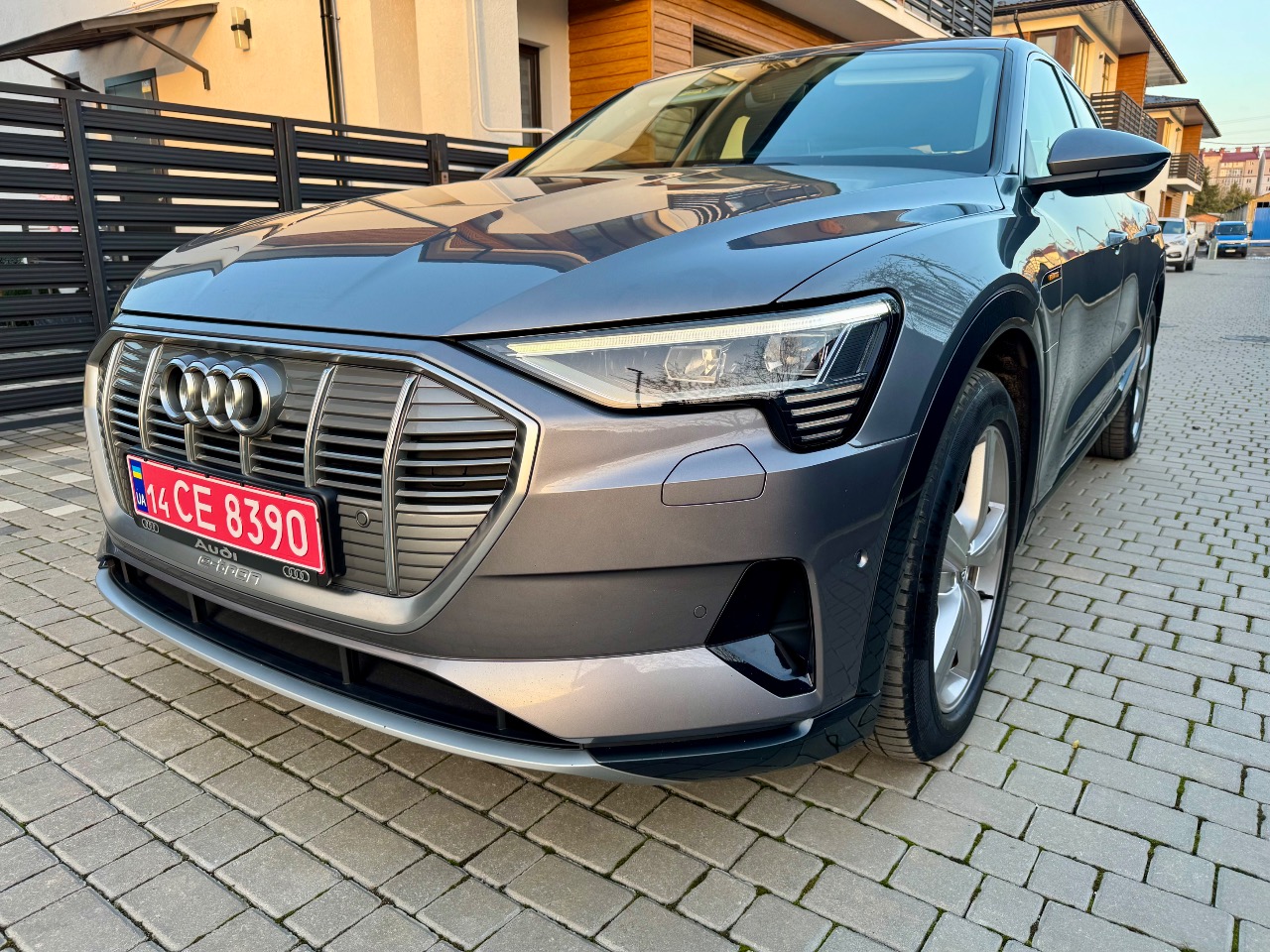 Audi e-tron - фото 7