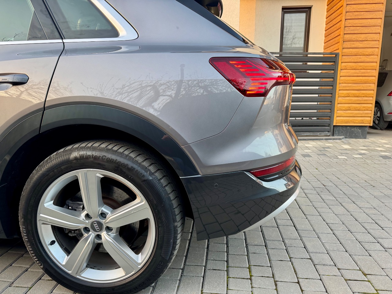 Audi e-tron - фото 45