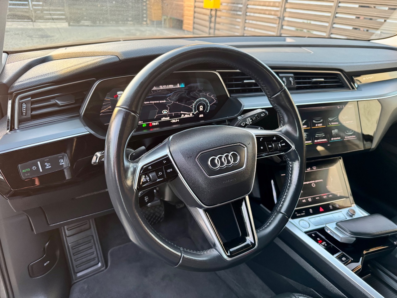 Audi e-tron - фото 52