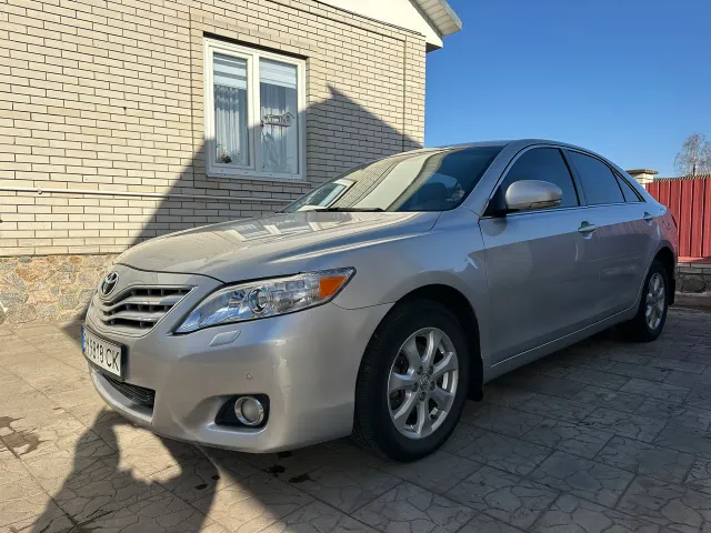 Toyota Camry - фото 1