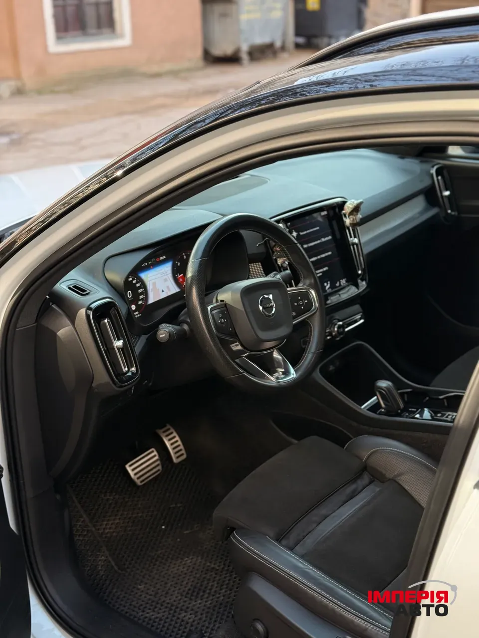 Volvo XC40 - фото 11