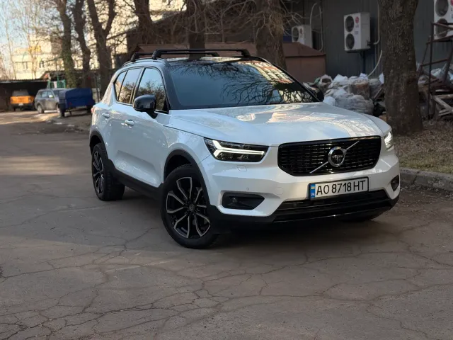 Volvo XC40 - фото 1